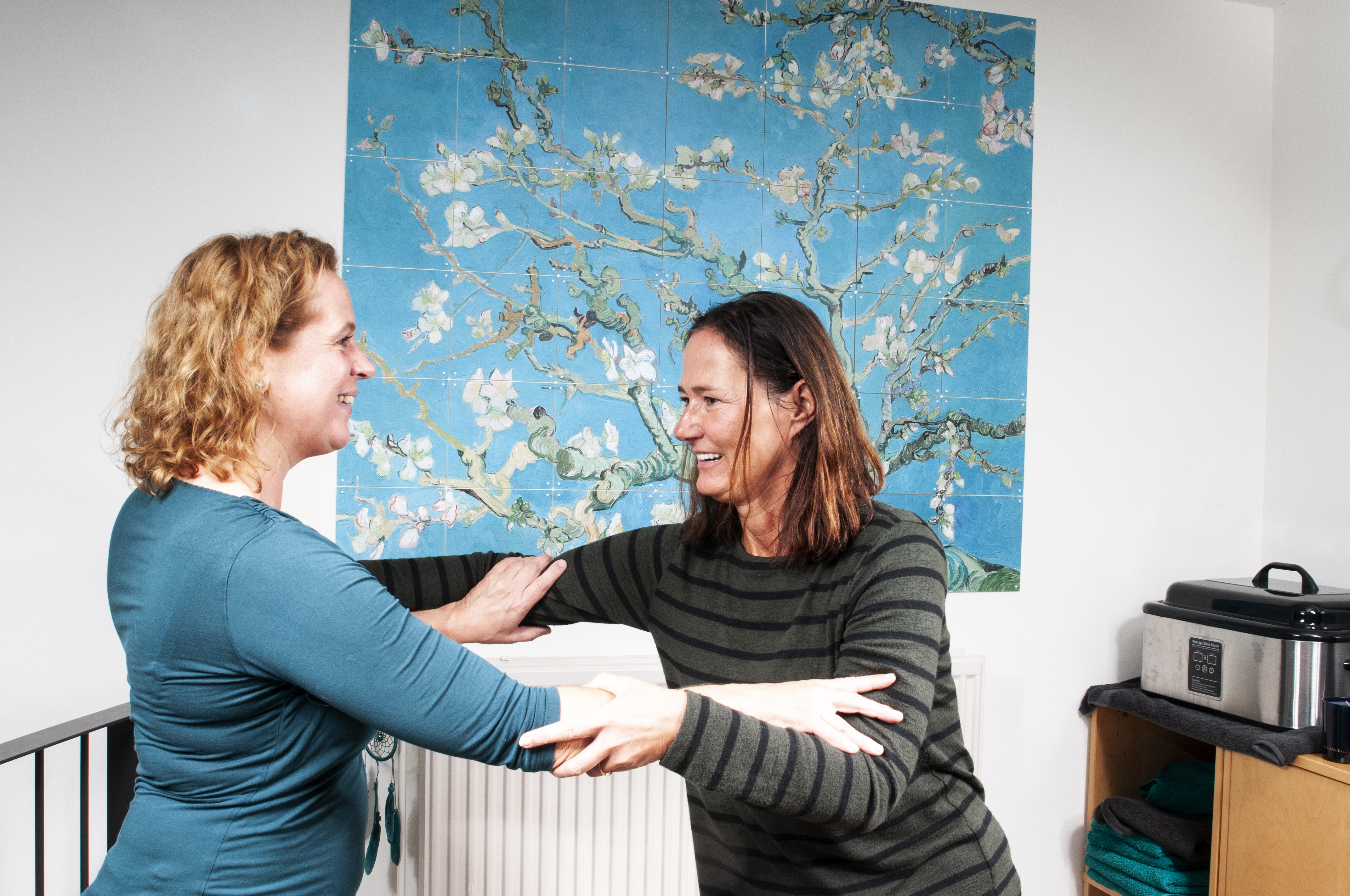 Haptotherapie - elkaar wegduwen. Oefening om ruimte in te nemen.
